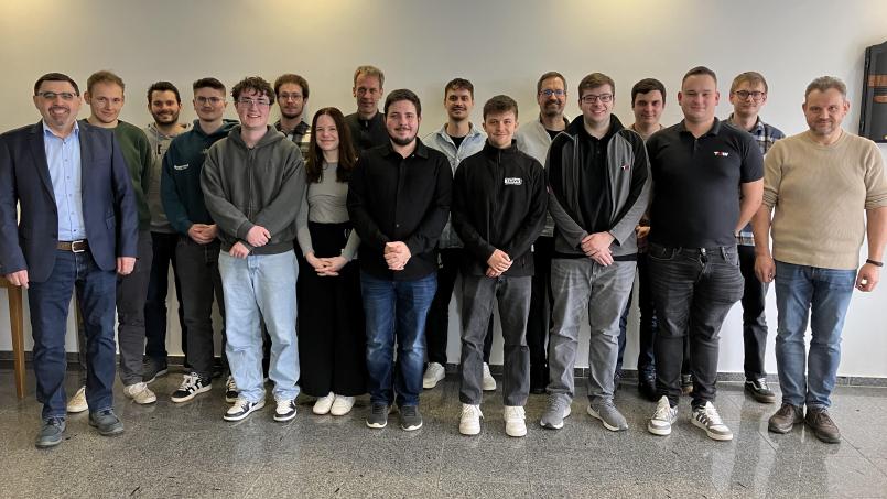 Die aktuellen TGW-Absolventen konnten sich mit ihren Ergebnissen bei den Abschlussprüfungen unter den Top 3 aller bisherigen Ausbildungsjahrgänge am TGW- Standort Teunz platzieren. Bild: exb