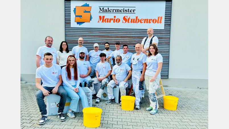 Ein starkes Team rund um Mario Stubenvoll (hinten, links) garantiert für Qualität und zuverlässiges Handwerk. Bild: mia