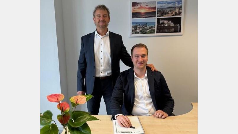 Mario Englhardt (Geschäftsführender Gesellschafter der Firmengruppe, stehend) gründete Englhardt Immobilien 1994. Vor fünf Jahren ist sein Sohn Yannick Englhardt (sitzend) in das Unternehmen eingestiegen und führt es heute als Geschäftsführer. Bild: exb