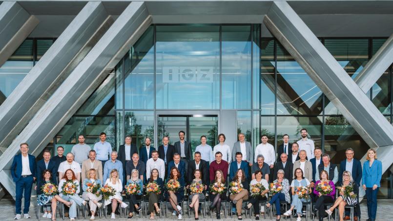 Die Geschäftsführung der IGZ, Johann Zrenner und Alfred Meyer, ehrten 33 Mitarbeitende für ihre Firmentreue. Bild: Bernd Schoenfelder