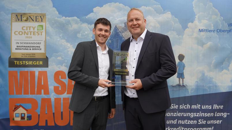 Ausgezeichnete Beratung hat ein Gesicht: Unser Baufinanzierungsexperte Jonas Bayerl gemeinsam mit Vorstand Privatkunden Stefan Schiller bei der Übergabe des Awards. Bild: exb/VR Bank Mittlere Oberpfalz eG