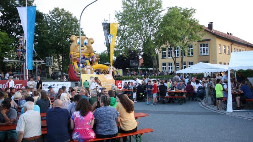 Die Pressather "Stadtfamilie" trifft sich auf dem Bürgerfestplatz vor dem Weihertürl. Bild: bjp