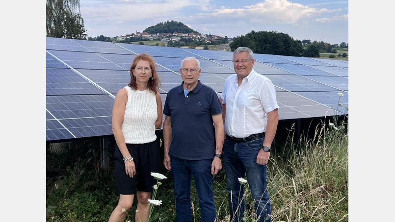 Die Vorstandsmitglieder Alexandra Gammanick, Gerhard Bäumler und Josef Langgärtner (von links) stehen vor einer PV-Anlage. Bild: Bürgerenergie Parkstein