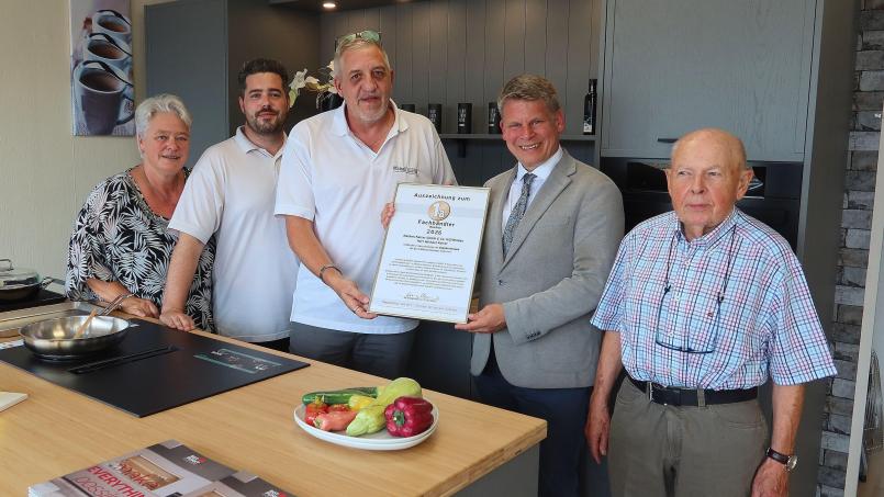 Freude über die erneute Auszeichnung: von links Kerstin Kaiser, Juniorchef Manuel Kaiser, Seniorchef Michael Kaiser, Oberbürgermeister Benjamin Zeitler und Willi Kaiser. Bild: Helmut Kunz