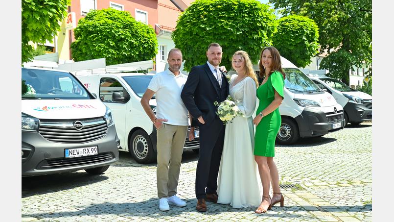 Strahlende Gesichter bei der Vermählung: von links Martin, Simon, Jessica und Elena Ertl. Bild: exb