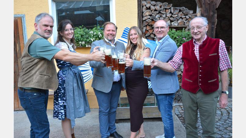 Bei der Vorstellung des Karpfentrunks 2026 im Fischhof Beer freuten sich (von links) ARGE-Fisch-Vorsitzender Thomas Beer, ARGE-Vorstandsmitglied Anna Klupp, Landrat Hubert Schicker, Sophia Ernst vom Landratsamt, Tirschenreuths Bürgermeister Hans-Peter Schärl und Brauereichef Michael Hösl über die gelungene Bierspezialität für die Erlebniswochen Fisch. Beim anschließenden Umtrunk überzeugte der neue Karpfentrunk mit seinem vollmundigen Geschmack. Bild: Josef Rosner