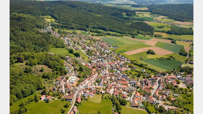 Das Luftbild zeigt eindrucksvoll die enge Verbundenheit Tännesbergs mit der umgebenden Natur. Bild: Ingo Bäuerlein – Fa. FrankenAir