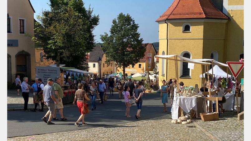 Auf dem Regionalmarkt präsentieren Erzeuger aus der Region ihre hochwertigen Produkte und laden zum Entdecken ein. Bild: Josef Glas
