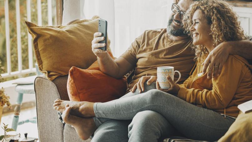 Wenn es draußen windig und kalt ist, kann man es sich auch auf der Couch gemütlich machen. Bild: zweisam.onetz