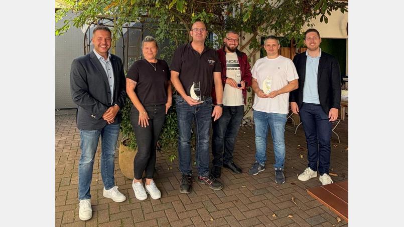 Langjährige Mitglieder geehrt: von links Betriebsleiter: Michael Hofmann, Qualität, Personal: Daniela Hierold, Produktionsleiter: Wolfgang Fleischmann (Ehrung 20 Jahre), Maschinenführer: Tobias Dohn (Ehrung 10 Jahre), Maschinenführer: Stefan Simon (Ehrung 20 Jahre) und Geschäftsführung: Andreas Insinger. Bild: KF-Insinger