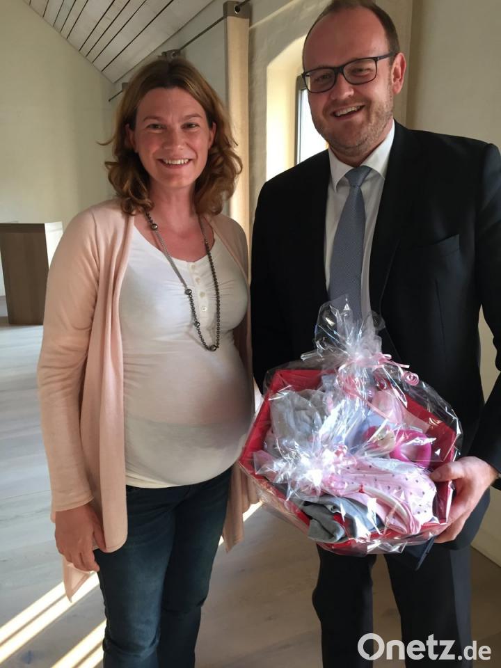 Hochschwangere Landrätin Tanja Schweiger macht gute Figur