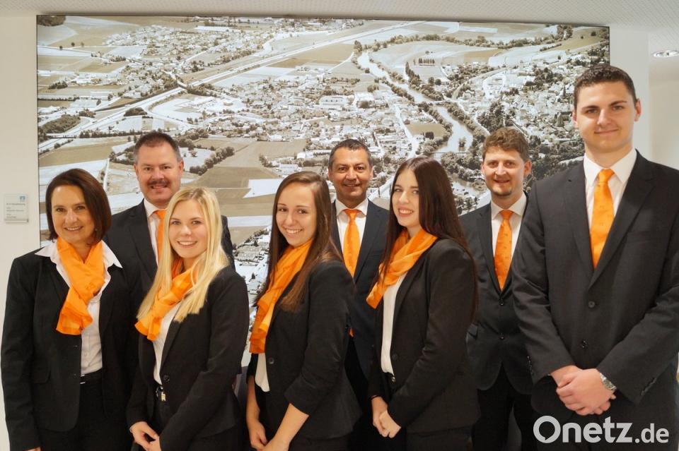 Neue Auszubildende bei Raiffeisen im Naabtal Start in der Bank