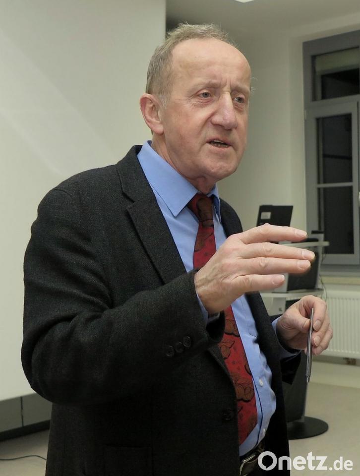 Professor Anton Braun spricht im Mehrgenerationenhaus über