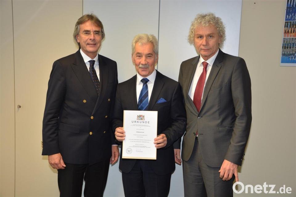 Axel Bartelt bedankt sich bei Wolfgang Krauß Geste persönlicher