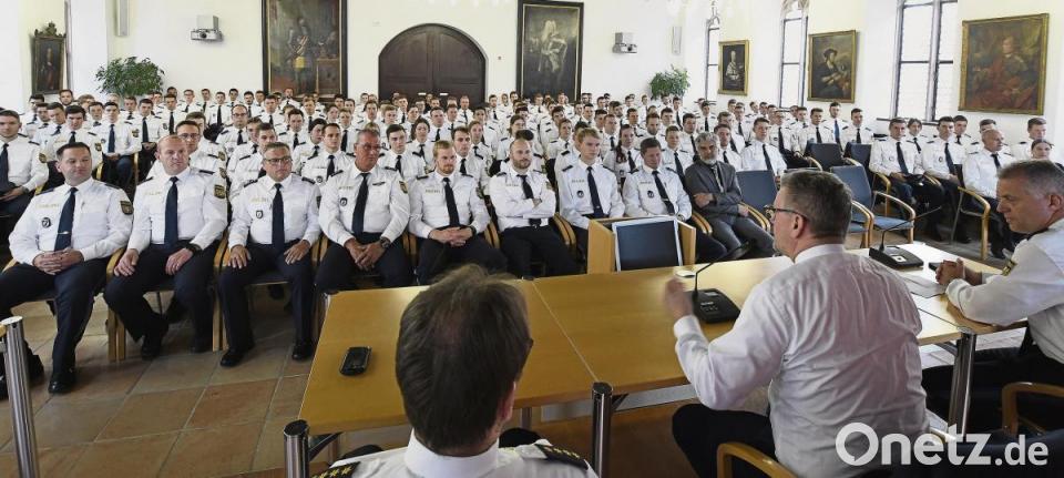 155 Polizei-Anwärter in Sulzbach-Rosenberg begrüßt | Onetz