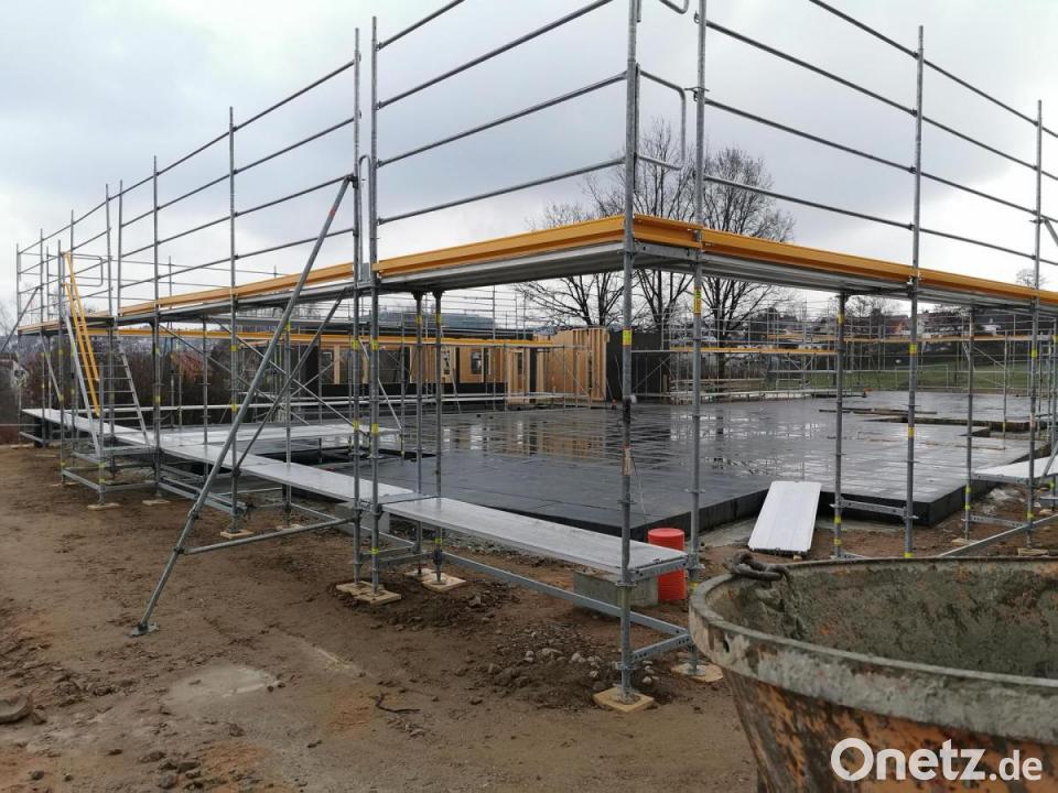  Bauteile schweben am Kran ein: Kindergarten-Rohbau in Oberviechtach 