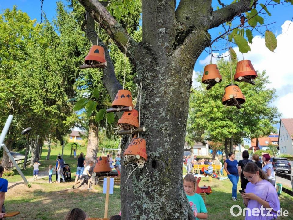 Von Sackhüpfen bis Dino-Tattoo beim &amp;quot;Zaunlatten-Picknick&amp;quot; am Spielplatz ...