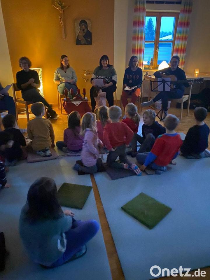 Gemeinsam Basteln und singen stimmt Kinder auf Weihnachten ein | Onetz Gemeinsam Basteln und singen stimmt Kinder auf Weihnachten ein | Onetz