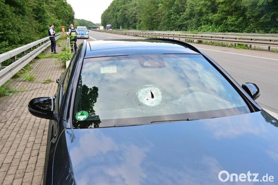 Stein trifft Auto-Windschutzscheibe auf der B14