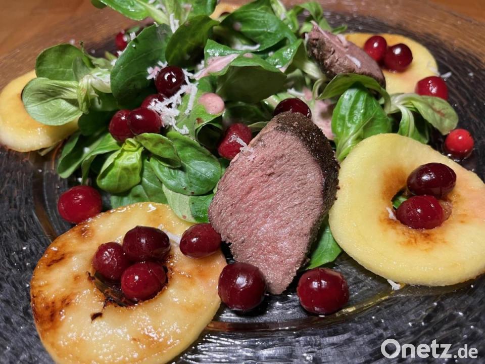 Salat mit Wildfilet und Apfelringen | Onetz