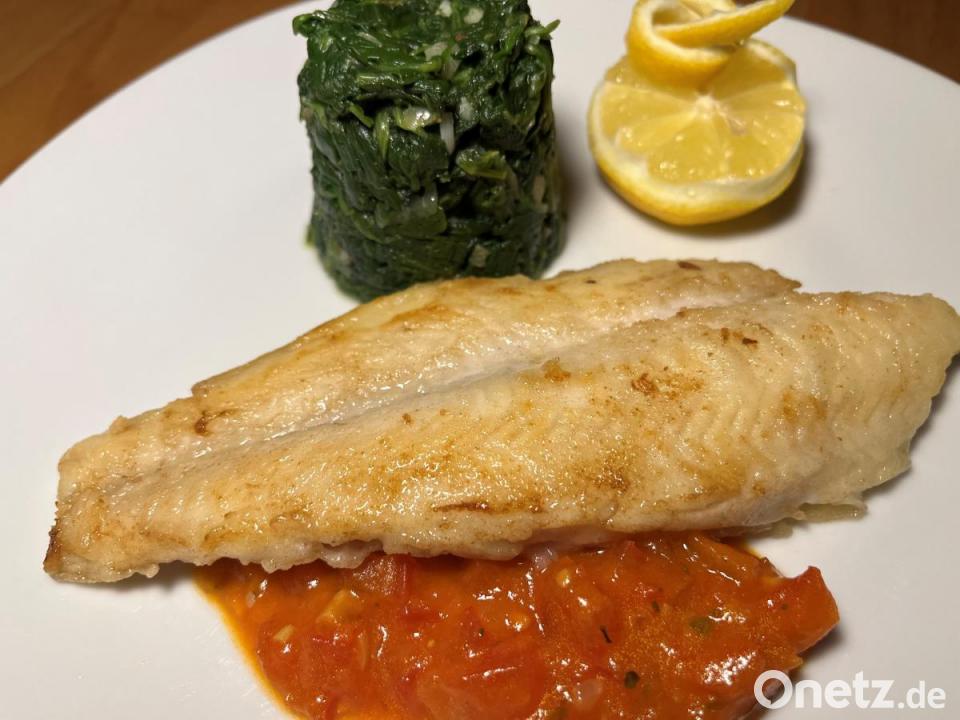 Gebratenes Pangasius-Filet auf Tomatensoße mit Blattspinat | Onetz