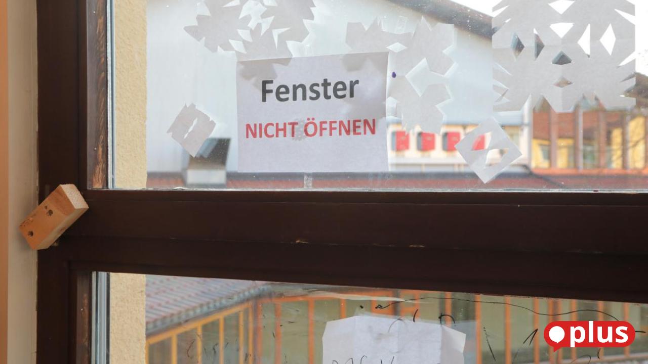 Fenster stürzt in Hirschauer Schule herab und zerschlägt Tisch – wann wird ...