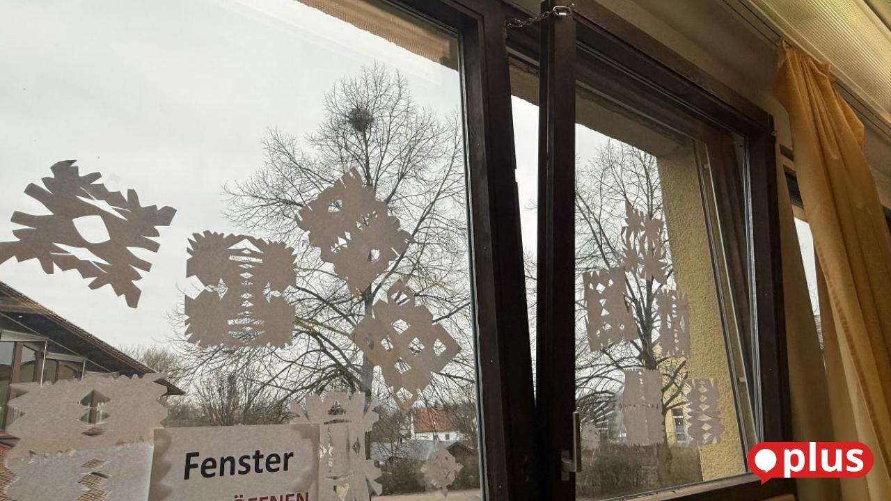 Dringender Sanierungsbedarf: Fenster an Hirschauer Schule mit Ketten ...