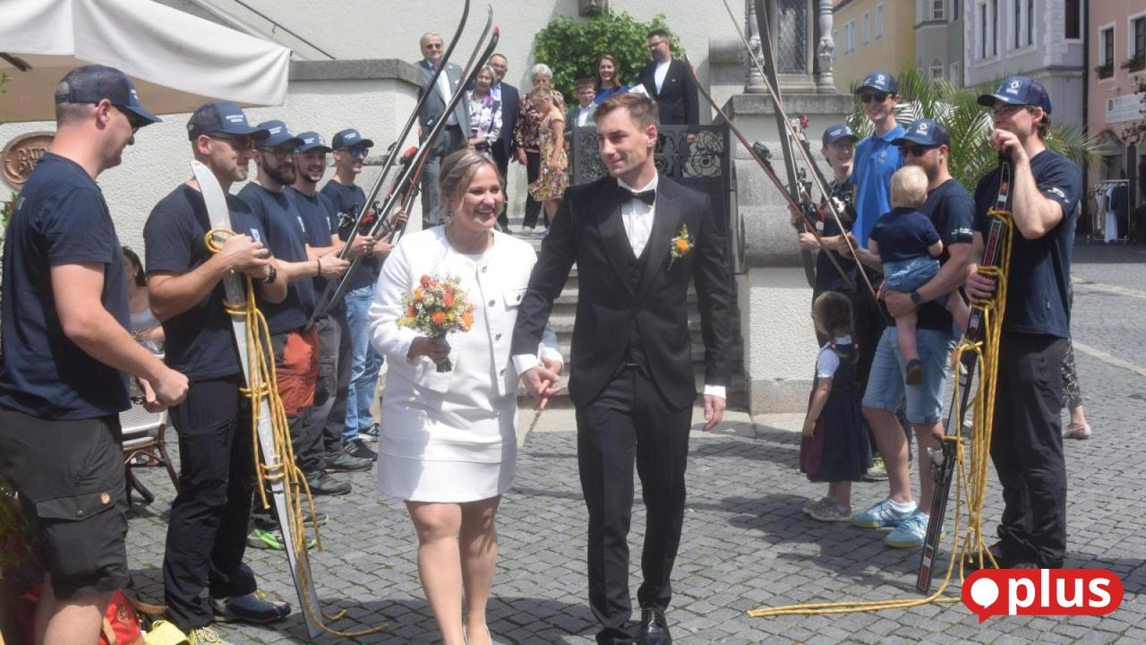 Anna Heigl and Michael Ermer marry in the Old Town Hall in Weiden