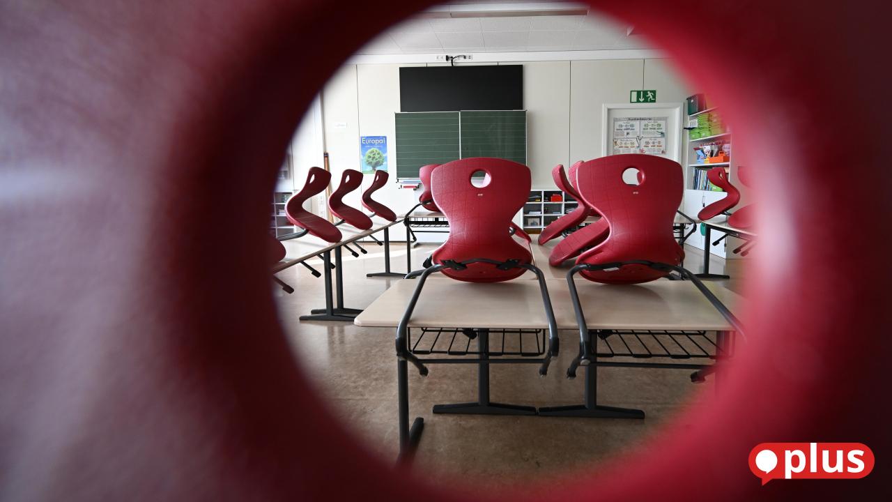 A teacher from Amberg attracts attention with a bag from a right-wing ...