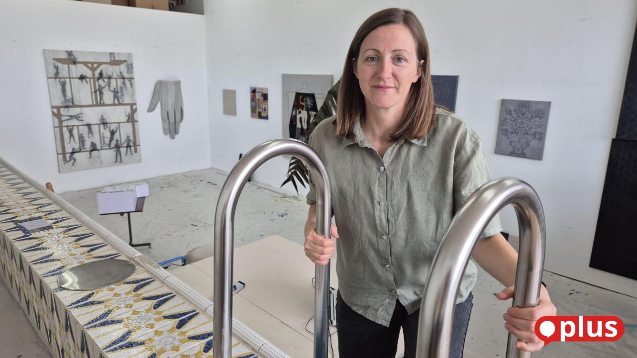 K-nstlerin-Jasmin-Schmidt-Inspiration-zwischen-Pool-und-Burgblick