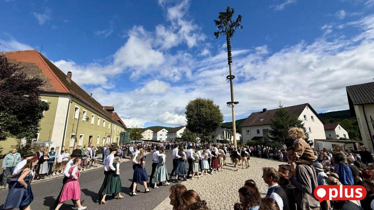 Freudenberg-feiert-drei-Tage-lang-Kirwa-mit-Tanz-Musik-und-Schnodahipfln