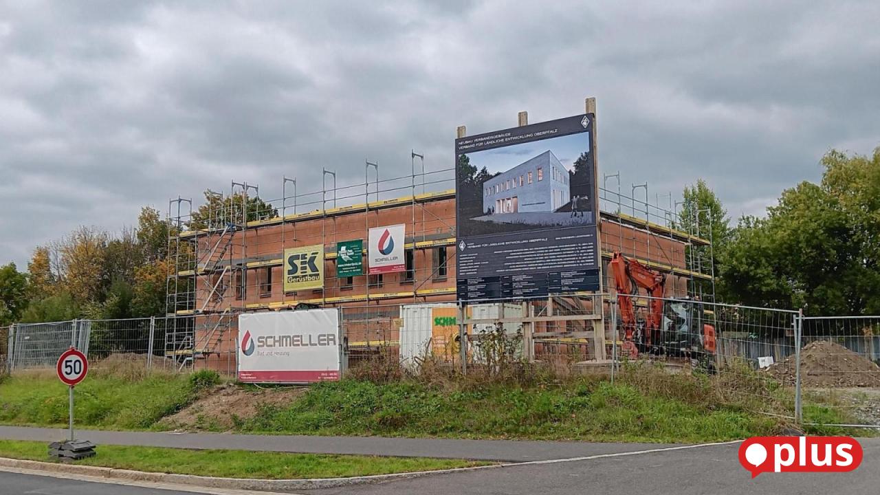 Ziegel, Lehm und Linoleum: In Tirschenreuth wächst Vorzeigeprojekt für ...