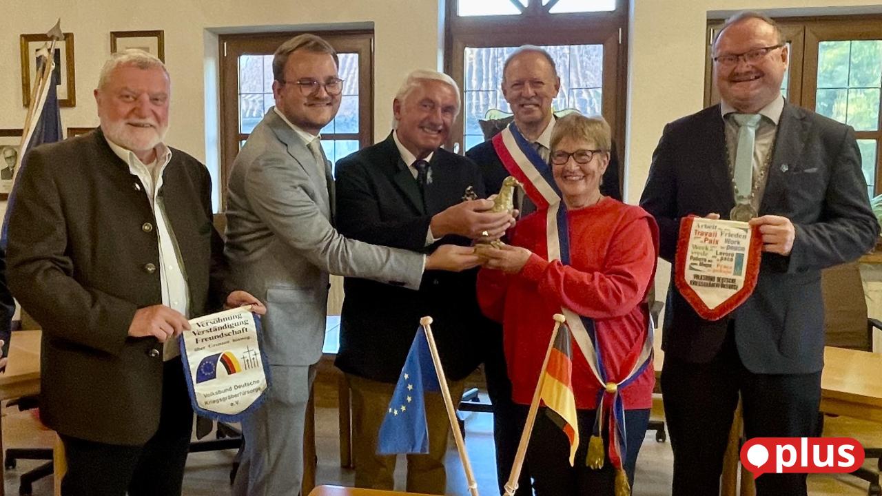 -bergabe-der-Friedenstaube-Hoffnungssymbol-reist-durch-Europa