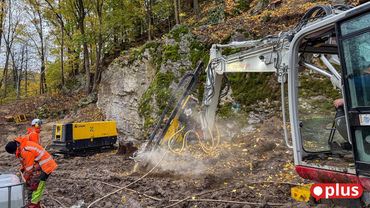 Damit keine Felsbrocken auf die B 299 stürzen: Felssicherung in Amberg