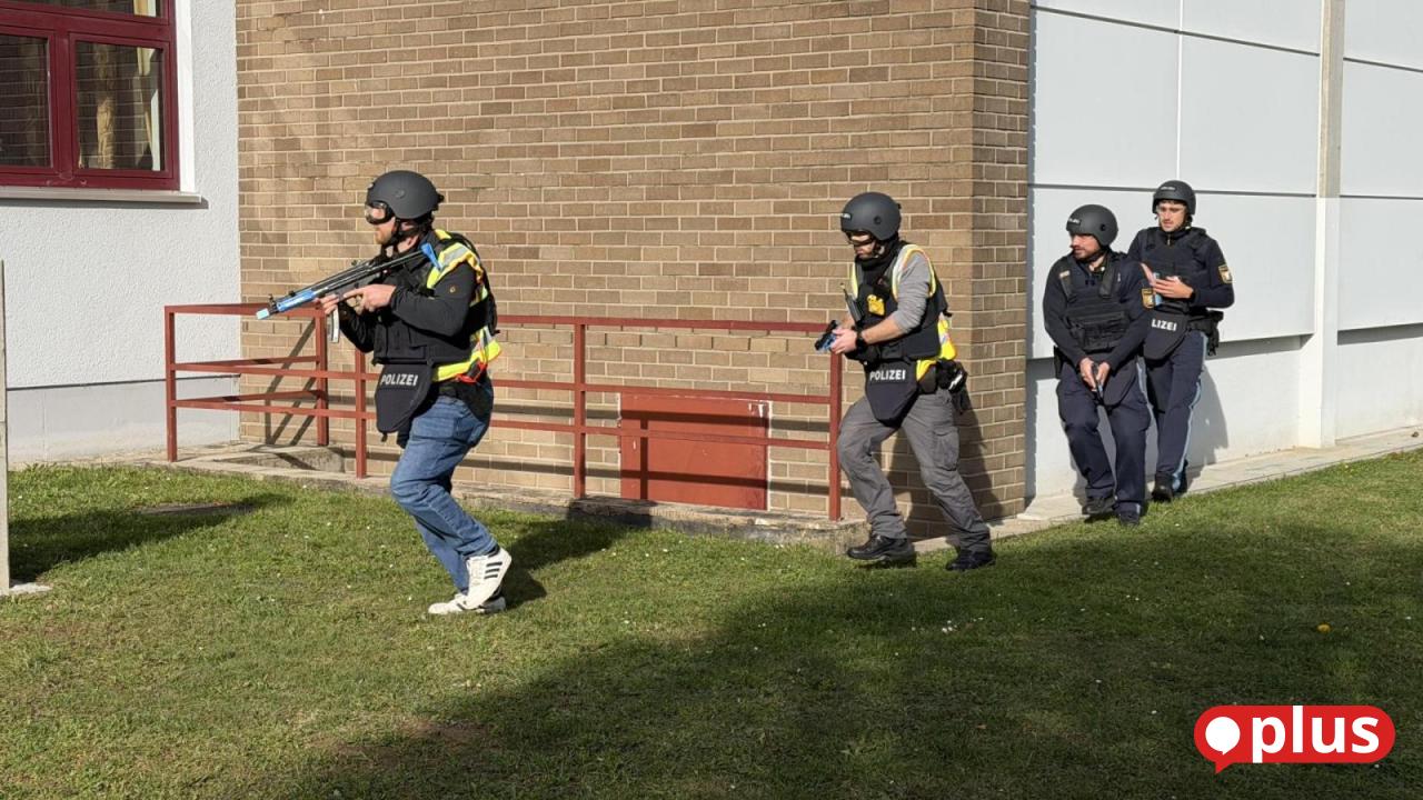 Polizei-probt-den-Ernstfall-Lebensbedrohliche-Einsatzlage-an-der-Mittelschule-Waldsassen