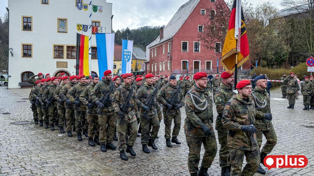 Stillgestanden-am-Marktplatz-in-Kastl-Rekruten-des-Logistikbataillons-472-legen-Gel-bnis-ab