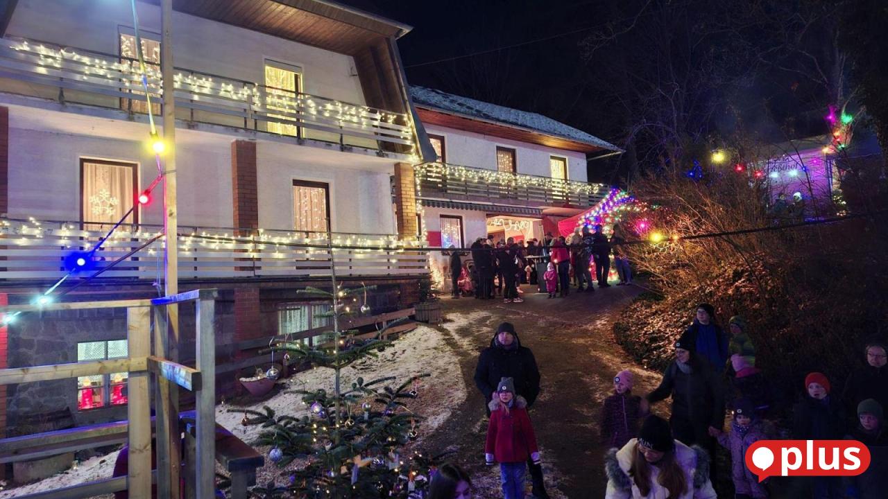 Schlossberg-in-Eslarn-gl-nzt-beim-Adventsmarkt-im-Lichterglanz