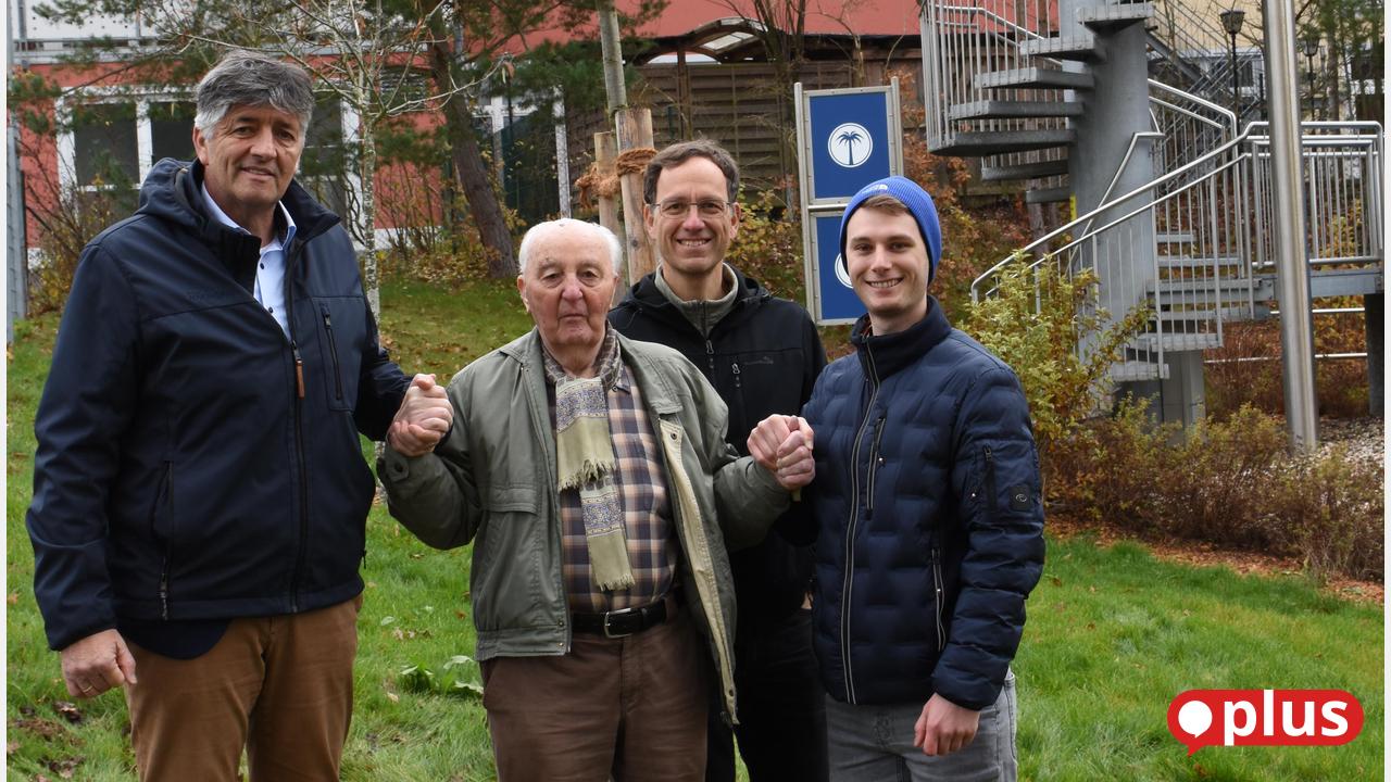 Karl-Pappenberger-pflanzt-zum-100-Geburtstag-eine-Esskastanie-im-Waldbad