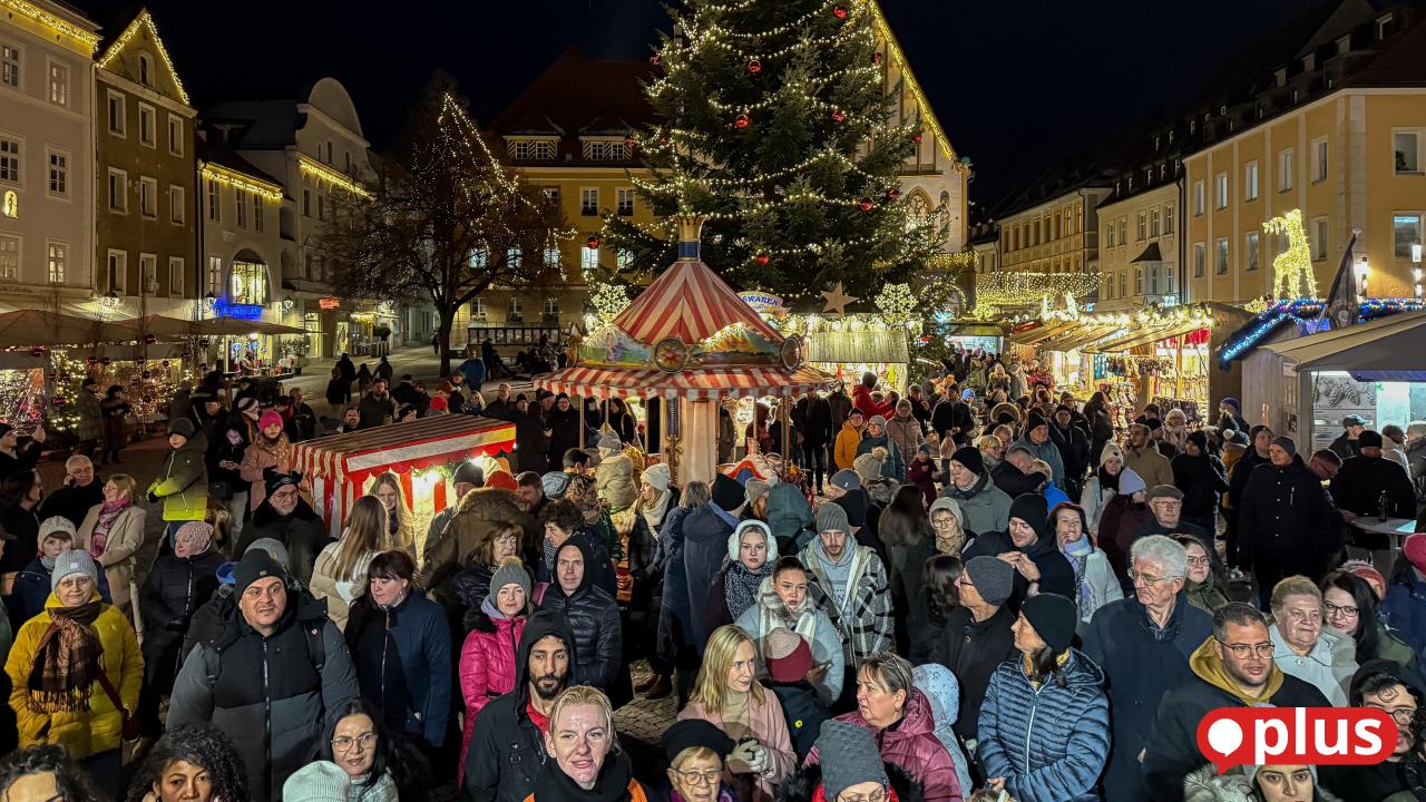 Christkind-Miriam-5-er-ffnet-Weihnachtsmarkt-in-Amberg