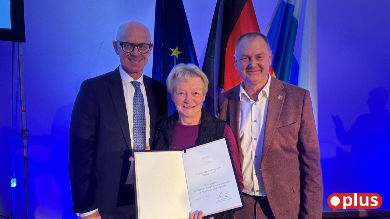 Renate-Lichtenegger-mit-dem-Ehrenzeichen-des-Ministerpr-sidenten-geehrt