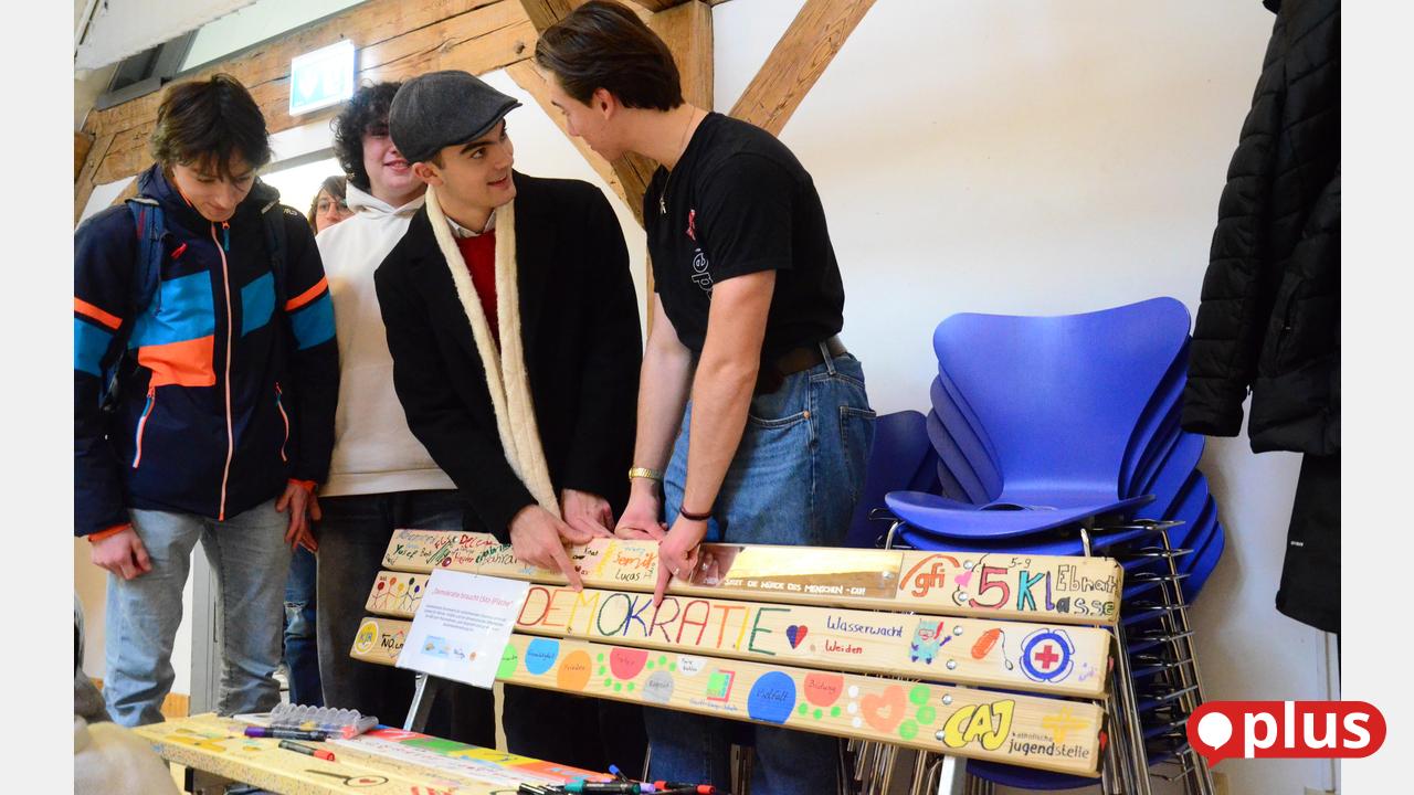 Demokratie-zum-Mitmachen-zwischen-B-cherregalen-in-der-Regionalbibliothek-Weiden