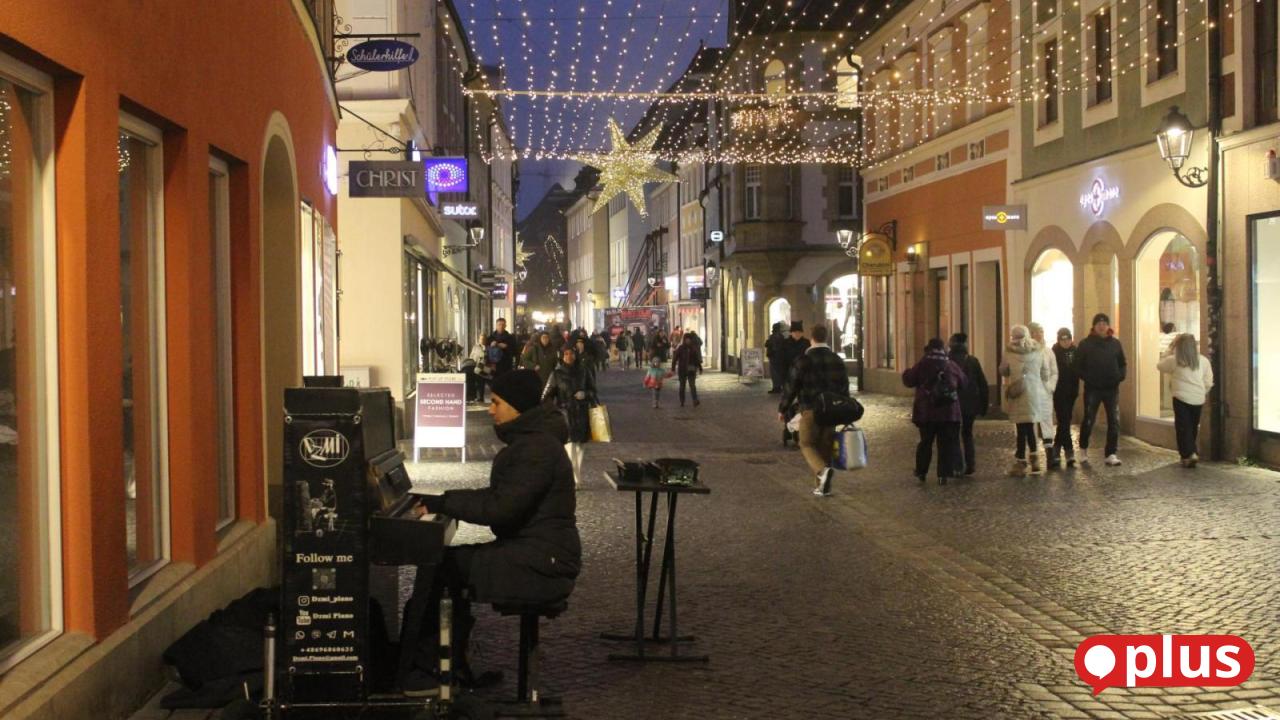 Pianist-Dzmitry-Horbach-mit-rollendem-Piano-in-der-Amberger-Altstadt