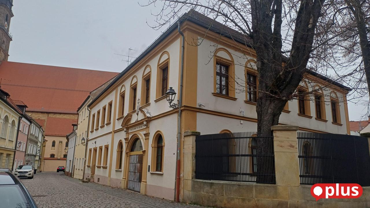 Hitlergru-und-Naziparolen-Mann-wirft-Weizenglas-gegen-Amberger-Synagoge