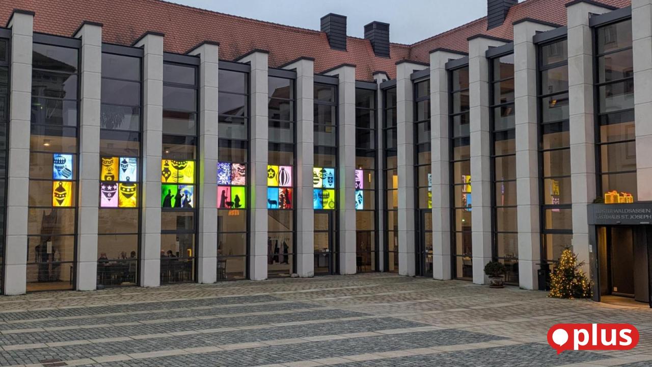 Gl-serner-Adventskalender-in-Waldsassen