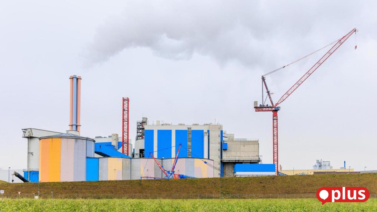 -Wotan-als-Schwandorfer-Wahrzeichen-Gigantische-Kr-ne-am-M-llkraftwerk-aufgebaut