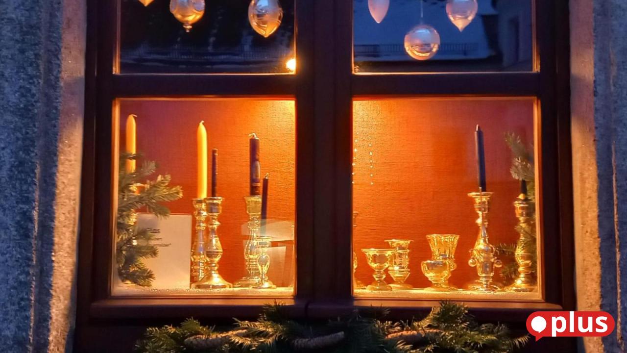 -Weihnachtsfenster-in-Pleystein-Traditionelle-Aktion-taucht-Stadt-in-Lichtermeer