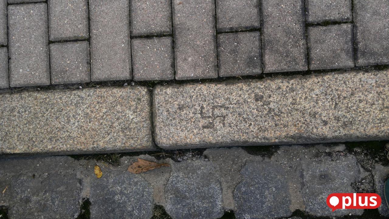 Hakenkreuz-in-Bordstein-eingekerbt-Staatsschutz-ermittelt