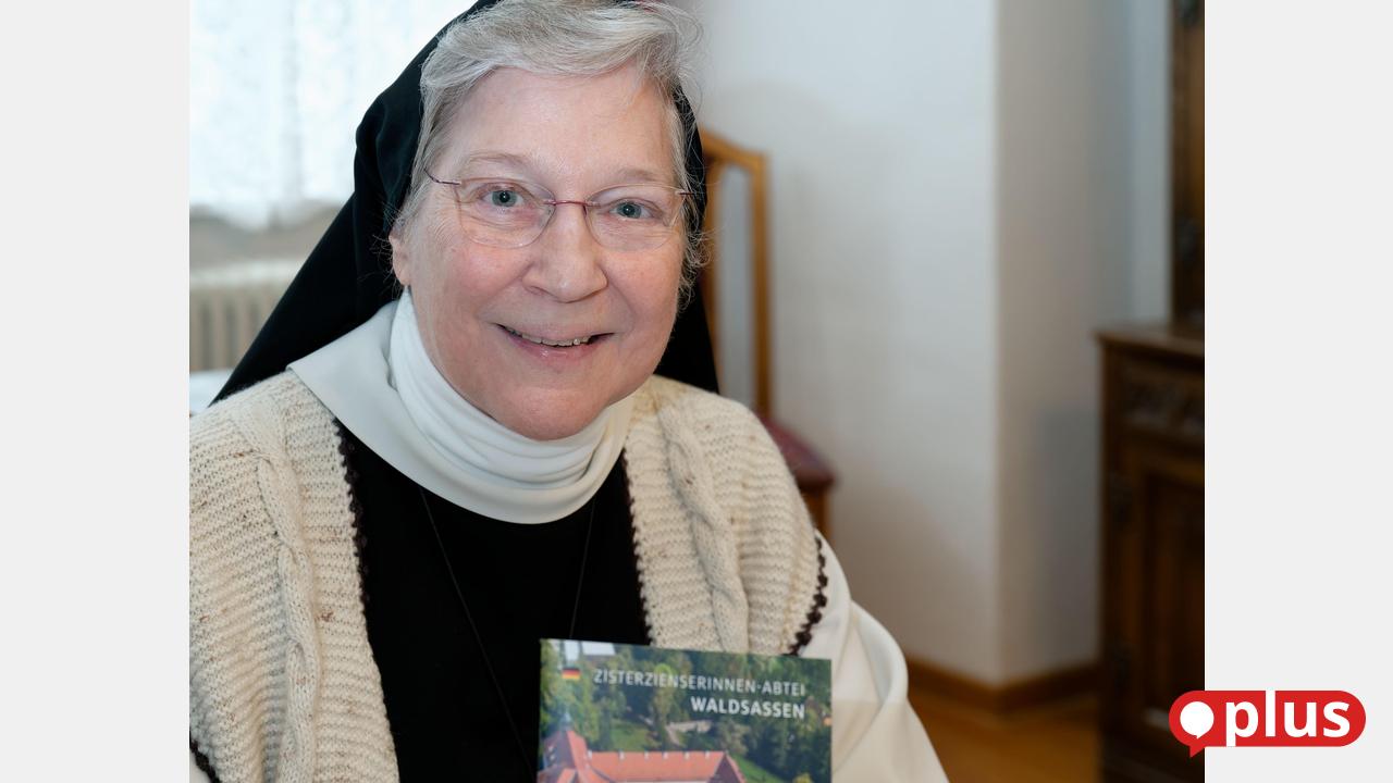 Zisterzienserinnen-von-Waldsassen-pr-sentieren-zum-Jubil-um-neuen-Klosterf-hrer