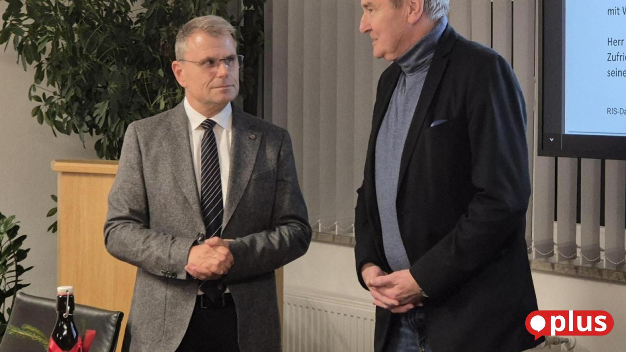 Stadtrat-dankt-langj-hrigem-Gesch-ftsf-hrer-der-Wohnungsbaugesellschaft-Windischeschenbach