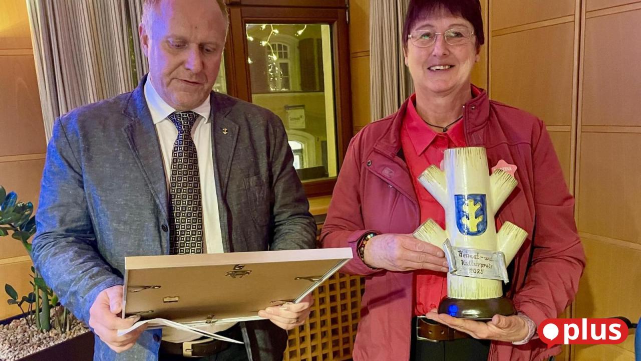 Stadtrat-Schnaittenbach-Rangerin-vom-Hunde-Highway-erh-lt-Auszeichnung-Kulturschnoittling-